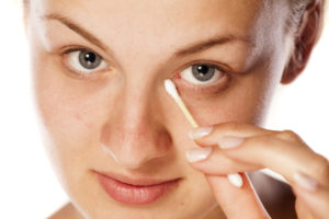Cleaning the Eyes Properly with cotton