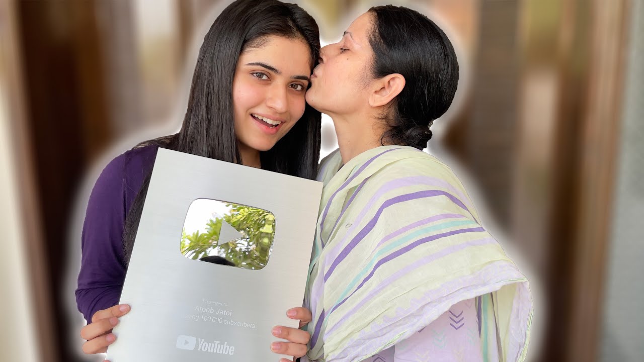 aroob jataoi with mom